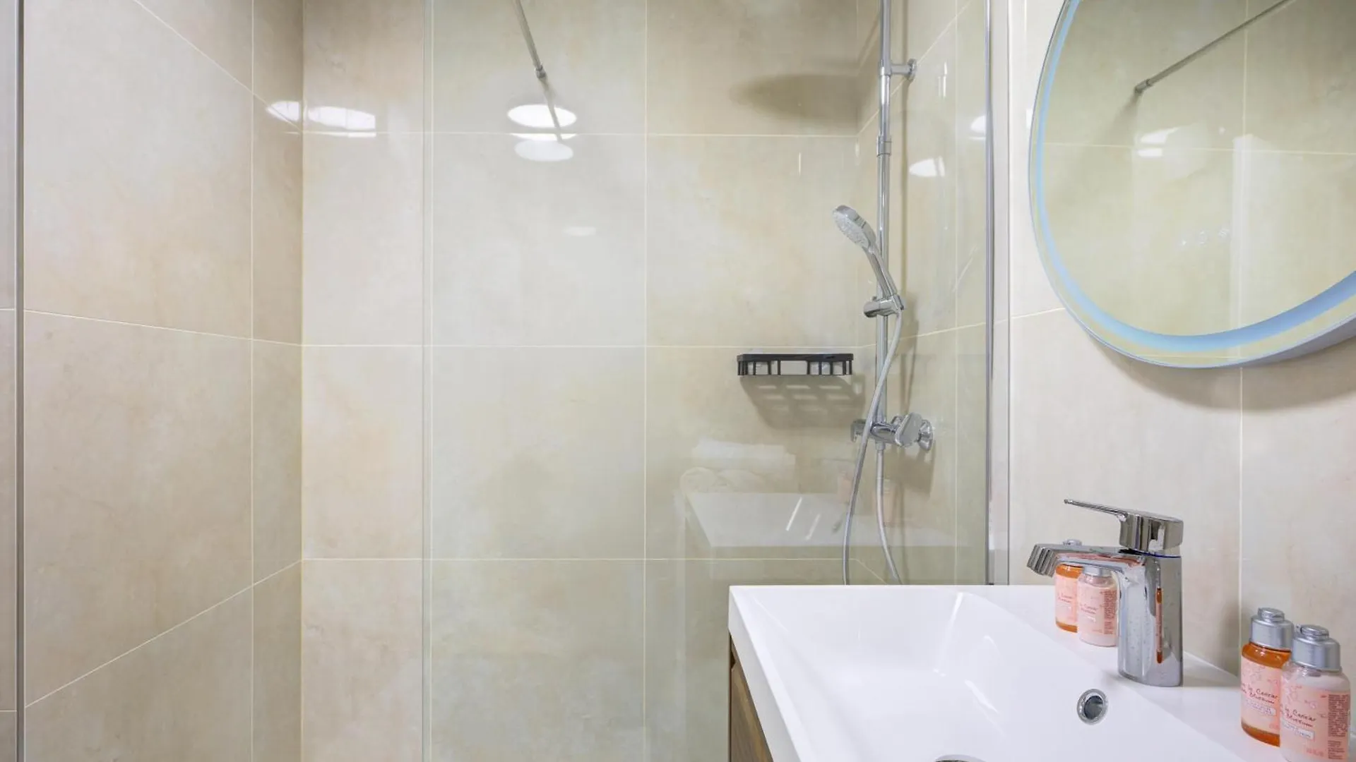 Lea Suite Beautiful Parisian Studio Francie