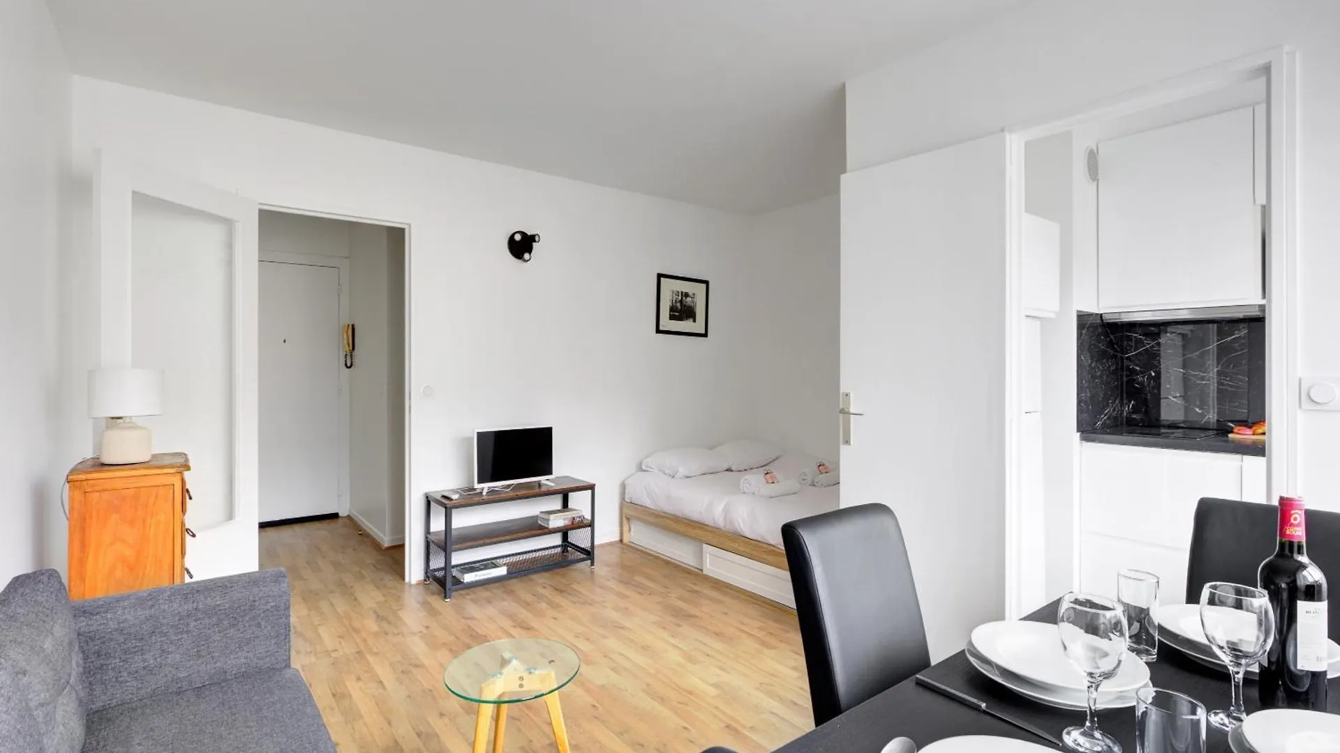 Apartment Lea Suite Beautiful Parisian Studio France